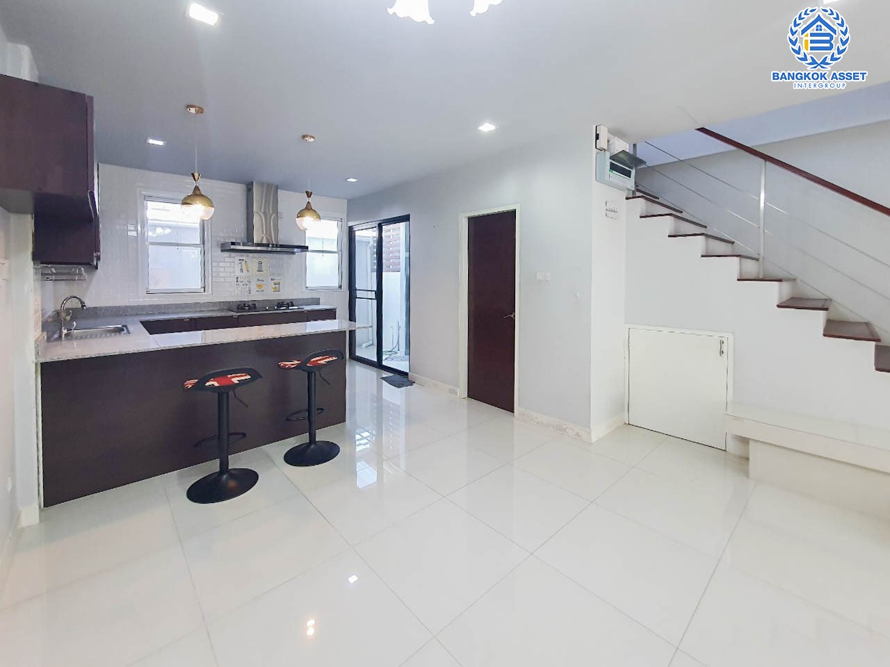 *****ทาวน์โฮมมือสอง 3 ชั้น ม.แกรนด์ ไอ-ดีไซน์ วิภาวดี หน้าบ้านกว้างถึง 6.5 เมตร บนเนื้อที่มากถึง 29.2 ตร.ว. ฟังก์ชันจัดเต็ม 3 ห้องนอน 3 ห้องน้ำ 2 ที่จอดรถ พร้อมอยู่ แถมฟรี! เครื่องปรับอากาศ 4 เครื่อง เครื่องดูดควัน 1 เครื่อง ทำเลดี เชื่อมต่อถนนวิภาวดี และถนนพหลโยธิน